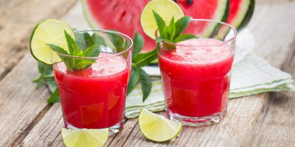 Арбузный смузи с кокосовой водой, лаймом и мятой
