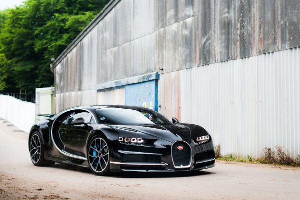 bugatti-chiron-black-street