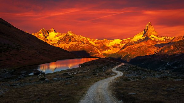 Gory-vecher-svet-ozero-ovtsy-osveshchenie-vershiny-zakat-dor