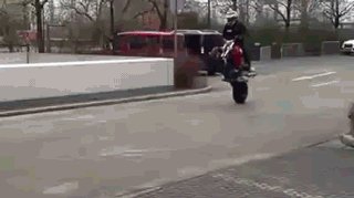 paren vipolnjaet akrobaticheskie truki n