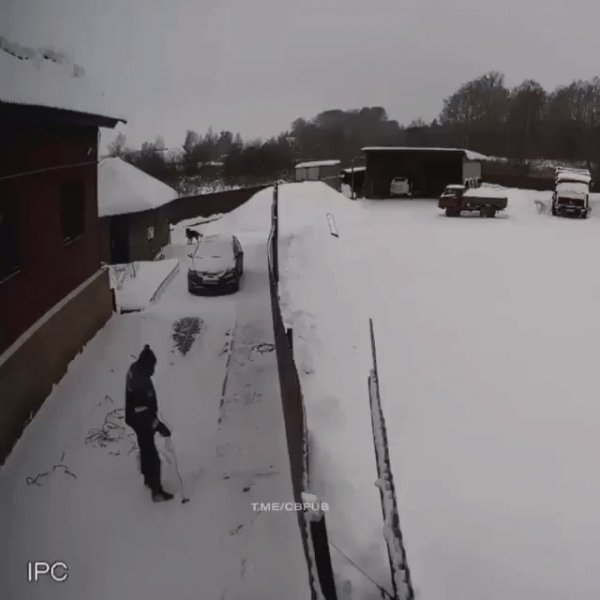Сбил снег с крыши