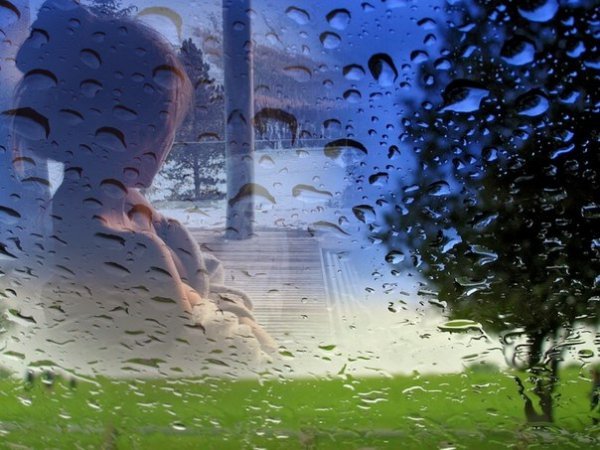 Она сидела у окна и тихо плакала...