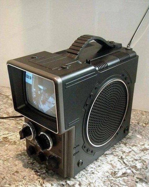 Hitachi 1980 portable television