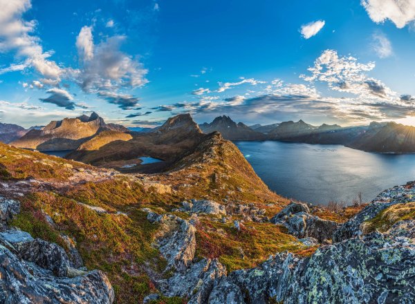 Norvegiia-senja-island-gory-skaly-kamni-zaliv-ford-nebo-obla