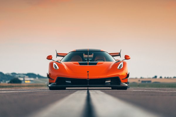 Koenigsegg-jesko-orange-front-view-vid-speredi