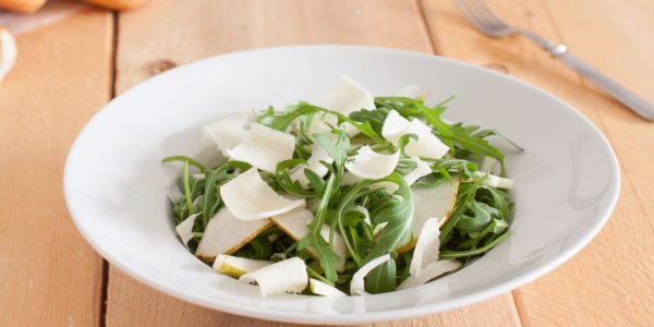 Салат с топинамбуром, руколой и пармезаном