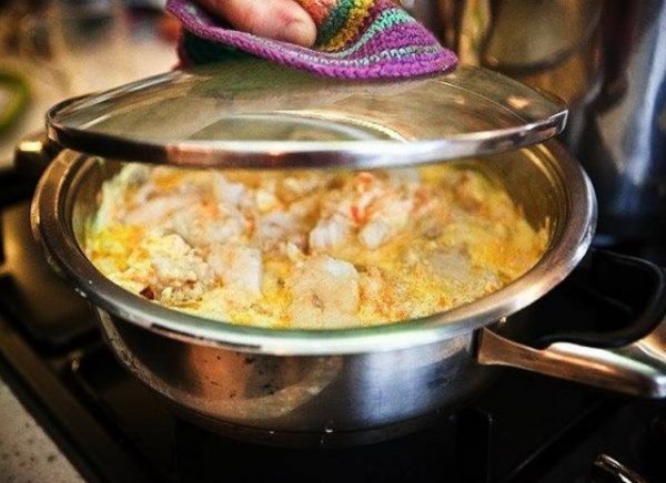 МИНТАЙ ПОД СМЕТАННО-ЧЕСНОЧНЫМ СОУСОМ