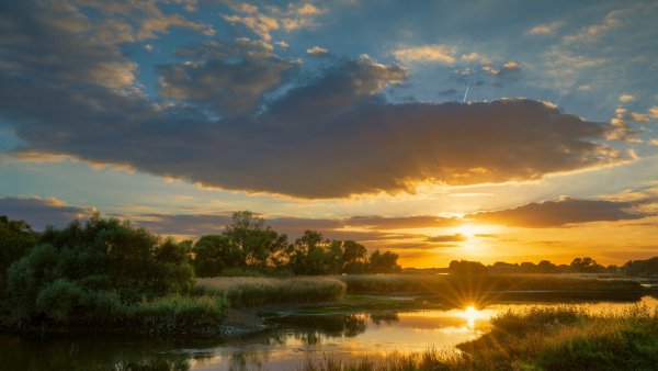 Solntse-reka-bereg-luchi-svet-zakat-rassvet-nebo-otrazhenie