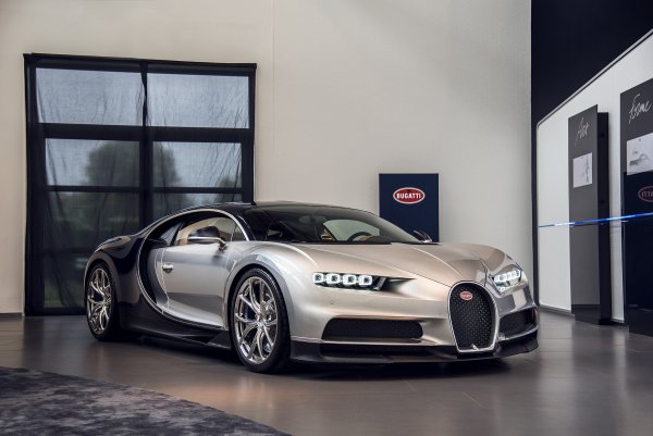 Bugatti-chiron-2016-room