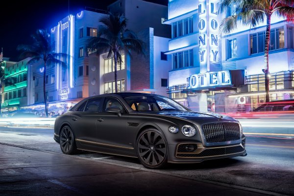 Bentley-flying-spur-neon-city-2022-black
