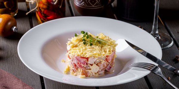 Сытный салат "Кармен" с курицей и ветчиной