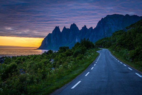 Okshornan-peaks-senja-island-ersfjord-norwegian-sea-norway-o