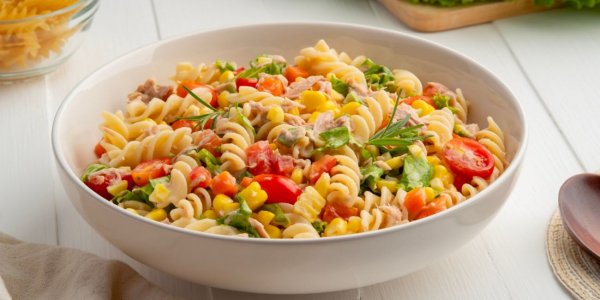 Тёплый салат с макаронами, тунцом и кукурузой