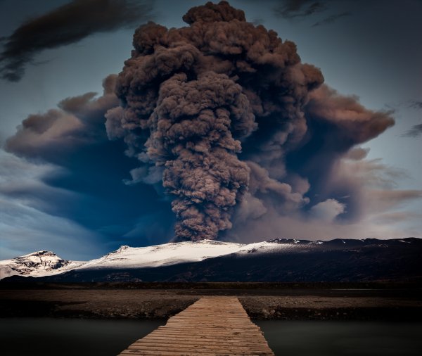 Eruption-volcan-mountain-lake