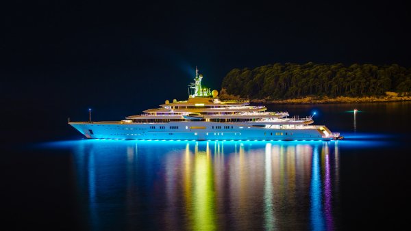 Roskoshnaya-mega-yahta-yacht