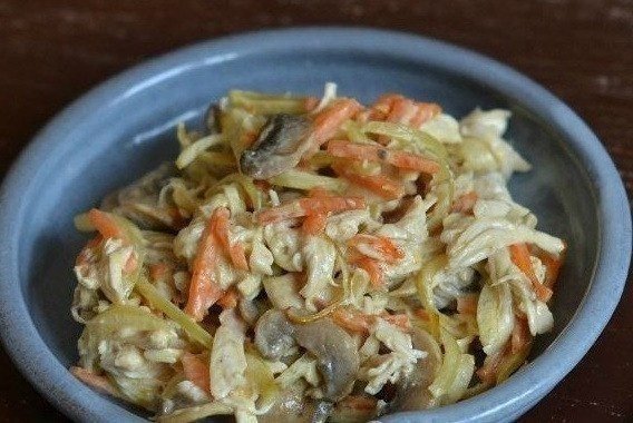 Салат с курицей и морковью