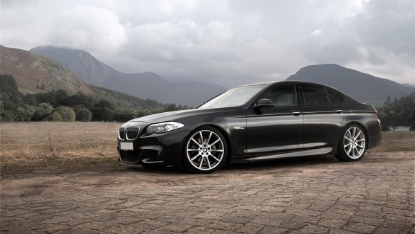 bmw 5 chernyj vid sboku f10 104463 1920x