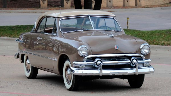 FORD CUSTOM DELUXE VICTORIA (1951г.)
