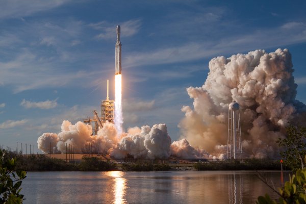 Spacex-falcon-heavy-cape-canaveral-usa-raketa-start