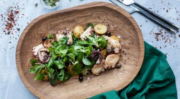 Салат из осьминога с запечённым картофелем