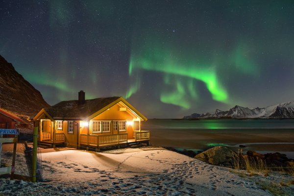 Norvegiia-lofoten-zaliv-gory-bereg-sneg-zima-domik-noch-ogni