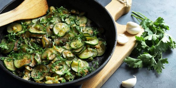 Соте из кабачков - с чесноком и петрушкой