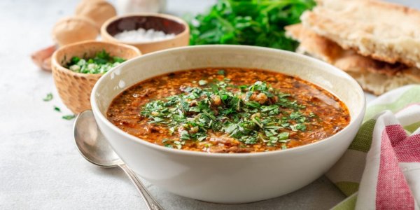 Ароматный суп харчо из баранины с рисом и томатной пастой