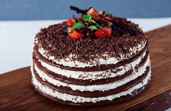 Tort-sloi-iagody-shokolad