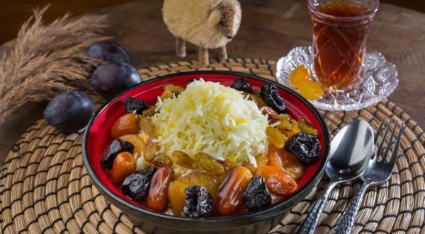 Сладкий плов с курагой, изюмом, корицей и сахарной пудрой