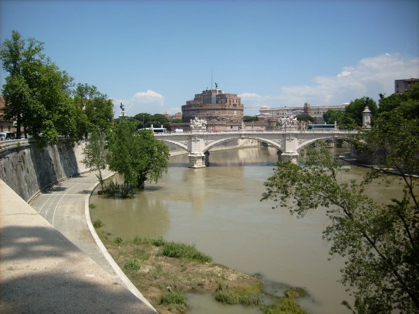 Mausoleum-of-Hadrian-behind-bridge-across-tiber-river