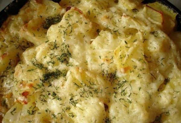 Тушеный картофель со сметаной в духовке