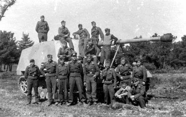 Panzerjager Hornisse Nashorn And Crew