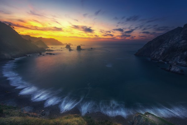 More-bereg-skaly-pliazh-priboi