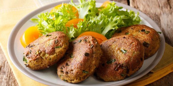 Котлеты из рыбных консервов с рисом и картошкой