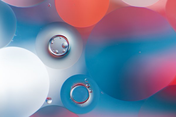 Red-blue-bubbles-liquid-oil