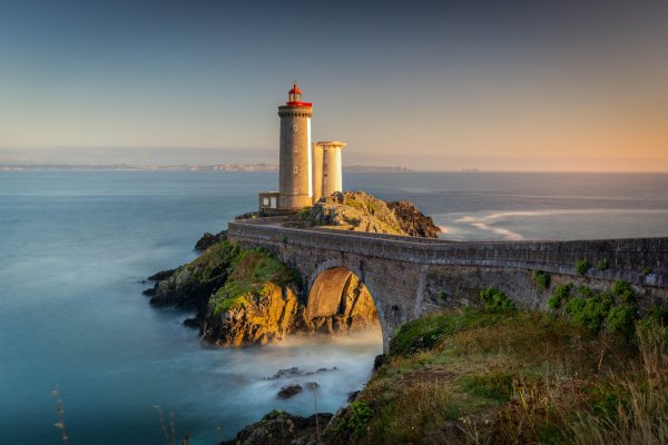 More-peizazh-zakat-kamni-bereg-frantsiia-maiak-bretan-phar-2