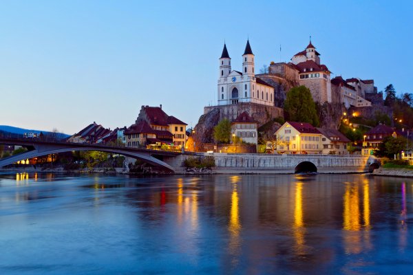 shveitsariia-kommuna-arburg-reka-aare-zamok-most-vecher-pods