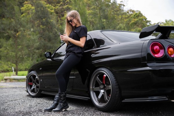 Jasmine-abel-devushka-ochki-telefon-poza-avto-priroda-krasiv