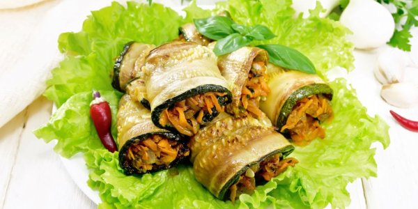 Рулетики из кабачков - с морковью и луком