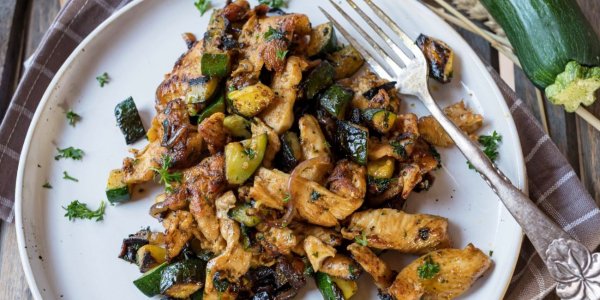 Курица, запечённая с кабачком