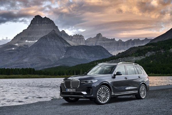 bmw-x7-g07-suv-2018-krossover-2019-na-beregu-vodoiom-gory
