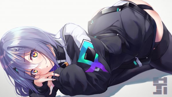 devushka s sirenevimi volosami i jantarnimi glazami