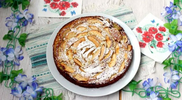 Пирог с яблоками на кефире