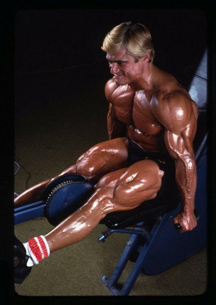 Tom-Platz-Workout-at-Golds-Gym-Venice 4