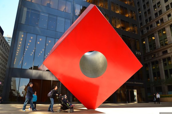 Красный куб isamu noguchi нью-йорк