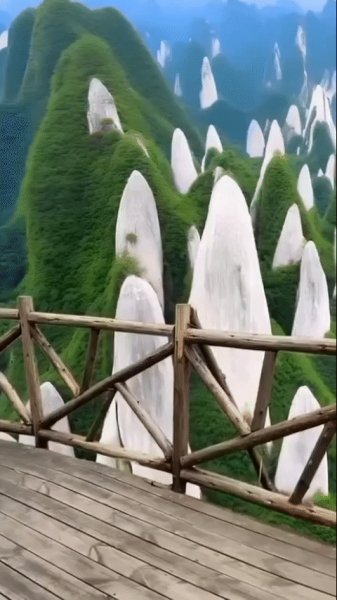Белые скалы в Китае, среди зелёных гор