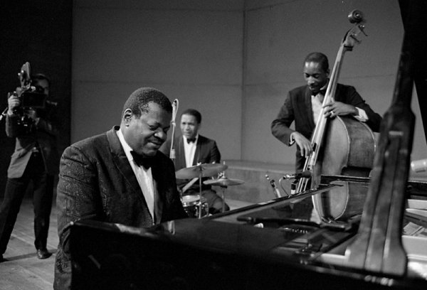 The Oscar Peterson Trio - Another Day -