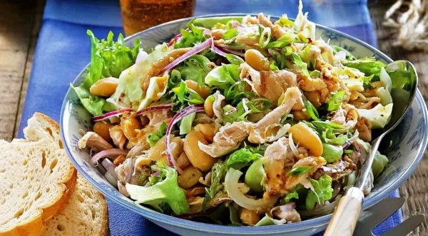 Салат из курицы и фасоли