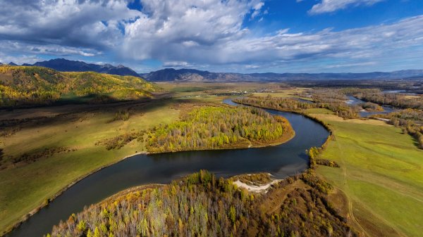 Rossiia-reka-irkut-river-valley-mountains-sky-clouds