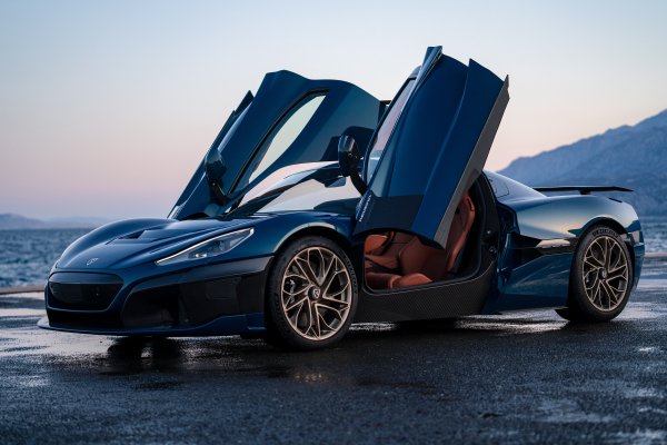 Rimac-nevera-doors-up
